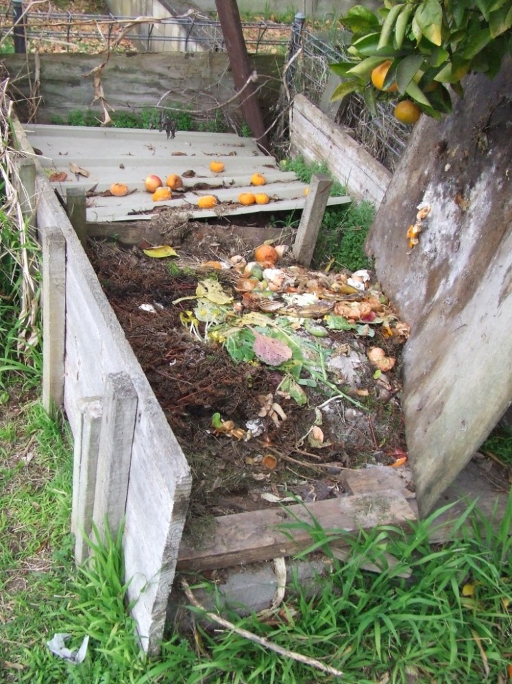 Wooden 2-bay compost bin