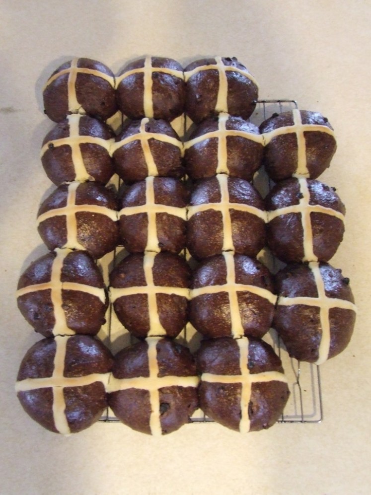 Choc hot cross buns